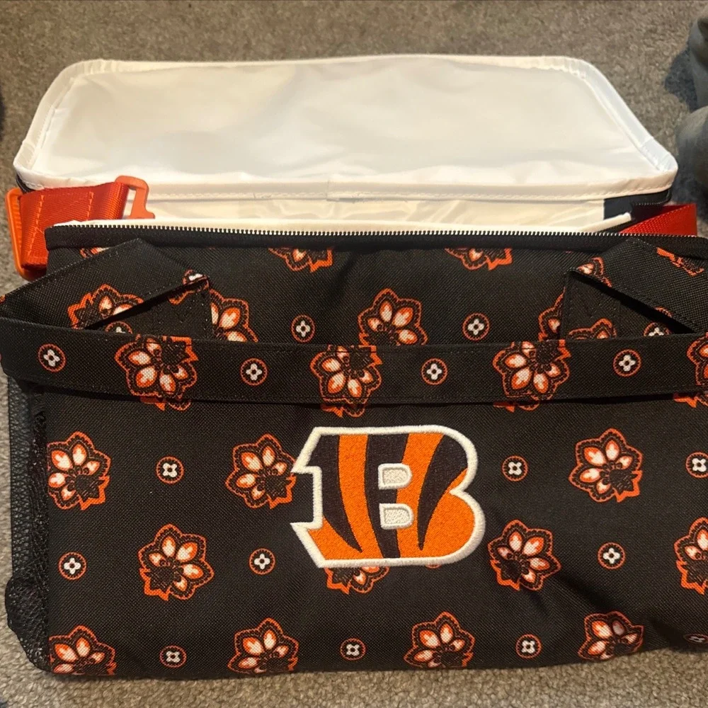 Vera Bradley NFL Cincinnati Bengals Cooler Bag Black Orange Bandana NWT‎ $110